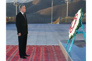 Magtymguly Pyragynyň ýadygärligine gül goýmak dabarasy