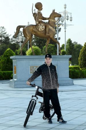 Milli Liderimiz ekologiýa çäresiniň çäklerinde welosipedli ýörişe gatnaşdy