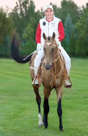 Milli Liderimiz Gurbanguly Berdimuhamedow Türkmenistanyň Prezidentiniň Ahalteke atçylyk toplumyna bardy