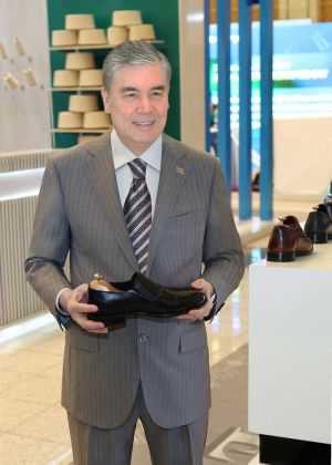 Milli Liderimiz söwda toplumynyň sergisine baryp gördi