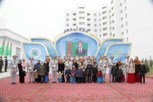 Täze jaýdan serpaýly harby gullukçylar