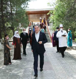 Türkmenistan – sagdynlygyň we ruhubelentligiň ýurdy