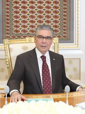 Türkmenistanyň hormatly atlaryna mynasyp bolan döredijilik işgärlerine hem-de Türkmenistanyň Prezidentiniň yglan eden «Türkmeniň Altyn asyry» atly bäsleşiginiň ýeňijilerine