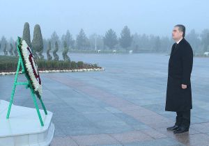 Türkmenistanyň Prezidenti Bitaraplyk binasyna gül goýmak dabarasyna gatnaşdy