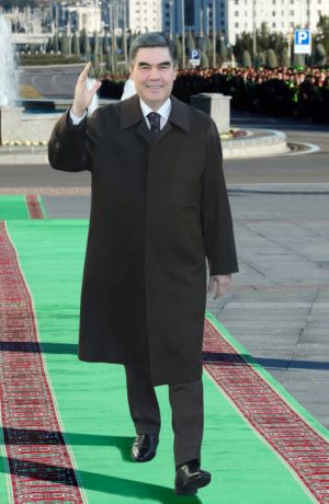 Türkmenistanyň Prezidenti Bitaraplyk binasyna gül goýmak dabarasyna gatnaşdy