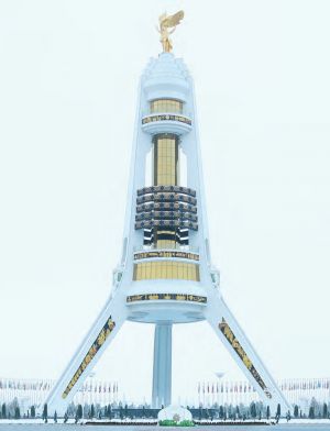 Türkmenistanyň Prezidenti Bitaraplyk binasyna gül goýmak dabarasyna gatnaşdy