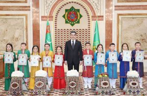 Türkmenistanyň Prezidenti ekerançylaryň zähmet üstünligi hakynda hasabatlary kabul etdi