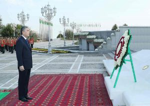 Türkmenistanyň Prezidenti Garaşsyzlyk binasyna gül goýmak çäresine gatnaşdy