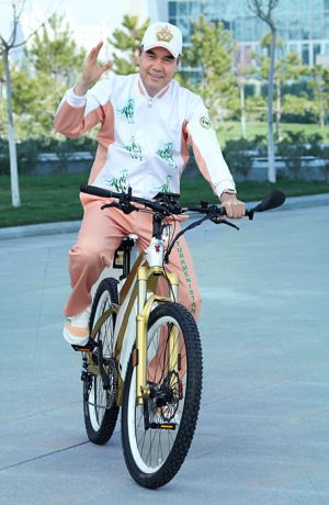 Türkmenistanyň Prezidenti milli olimpiýa ýygyndysynyň taýýarlyk şertleri bilen tanyşdy we atçylyk toplumyna bardy