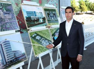 Türkmenistanyň Prezidenti paýtagtymyzyň täze gurluşyklaryndaky işleriň ýagdaýy bilen tanyşdy